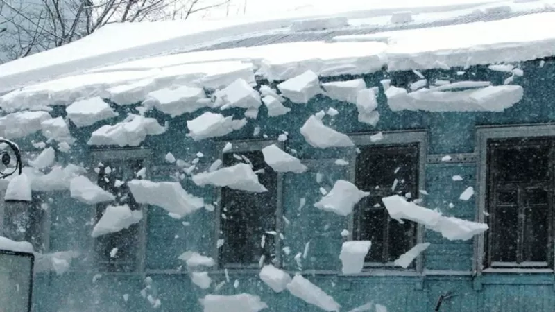 Взыскание ущерба при падении снега и льда с крыши в Ростове-на-Дону