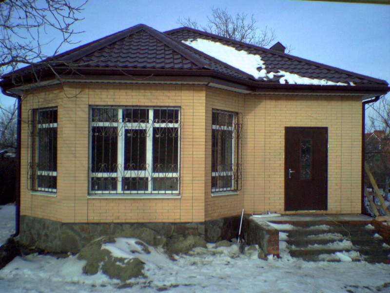 фасад одноэтажного дома с эркером. панельный дом под ключ. дом с эркером одноэтажный. дом сборный из панелей. проектирование домов в ростове на дону.